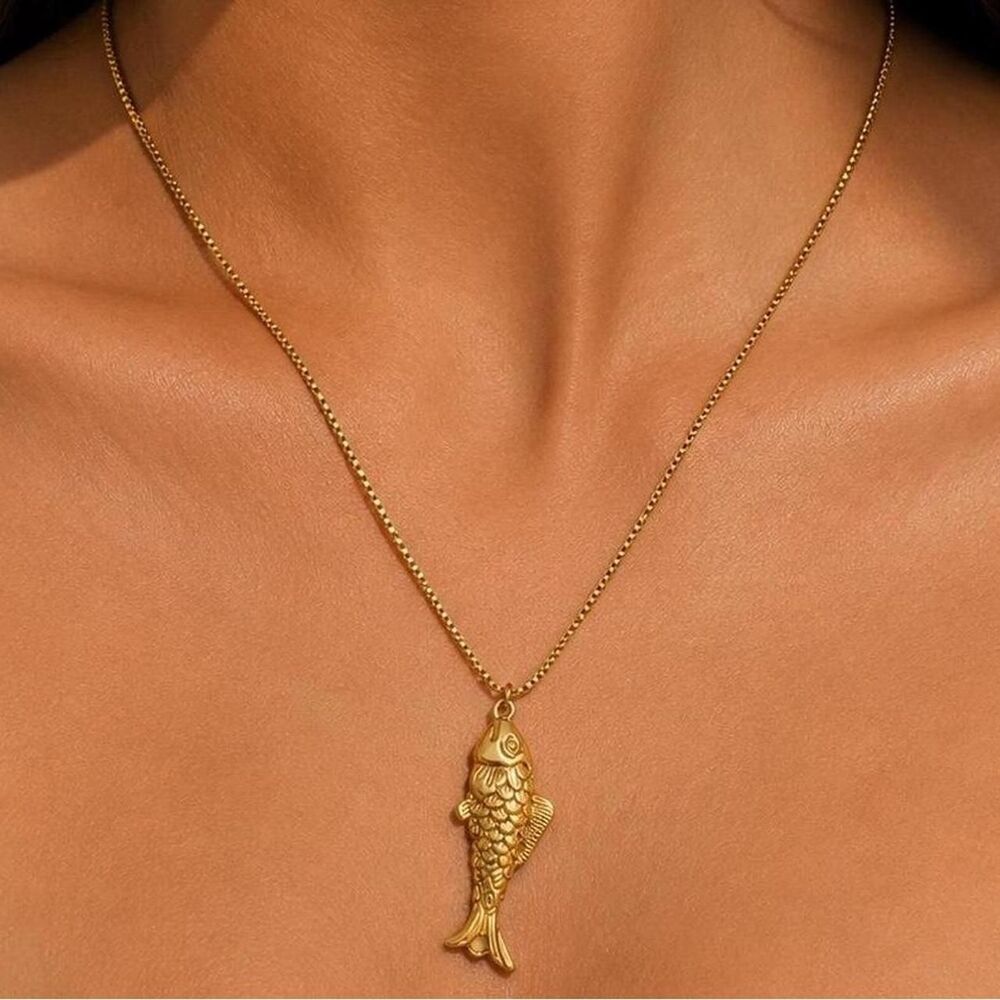 gold fish necklace D46